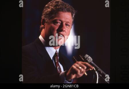 San Antonio Texas USA, 1992: Präsidentschaftskandidat BILL CLINTON spricht auf der jährlichen AARP-Konvention. ©Bob Daemmrich Stockfoto