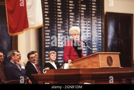 Austin Texas USA, 1993: Texas Gov. ANN RICHARDS spricht im Texas Capitol in ihrer Rede zum Bundesstaat Texas. ©Bob Daemmrich Stockfoto