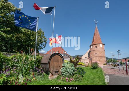 Schelmenturm (Tour des fripons) aus dem 16. Jahrhundert in Ammerschwihr an der elsässischen Weinstrasse , Elsass, Haut-Rhin, Grand Est, Frankreich Stockfoto