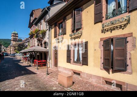 Kaysersberg, Hauptstraße, Département Haut-Rhin , Region Grand Est, Elsässische Weinstrasse, Elsass, Frankreich Stockfoto