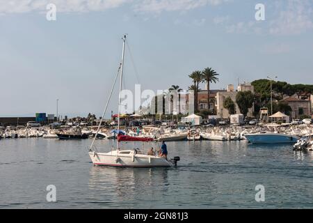 Der malerische Hafen von Aci Trezza (Acitrezza) in der Nähe von Catania, Sizilien, Italien Stockfoto
