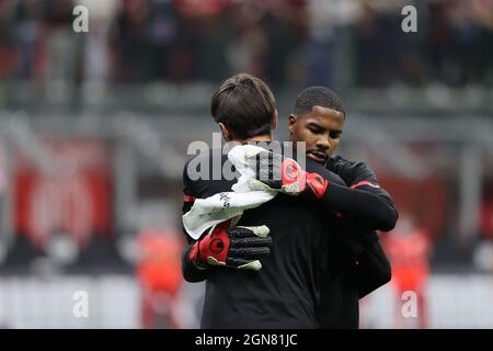 Mike Maignan vom AC Mailand umarmt Ciprian Tatarusanu vom AC Mailand während des Fußballspiels der Serie A 2021/22 zwischen dem AC Mailand und dem FC Venezia bei Giuseppe Mea Stockfoto