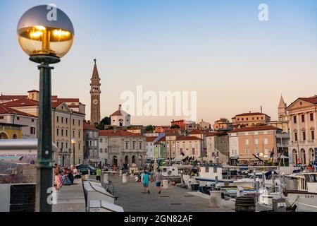 09.13.2021: Piran, Slowenien: Hafen Piran am Abend vor Sonnenuntergang mit Touristen Stockfoto