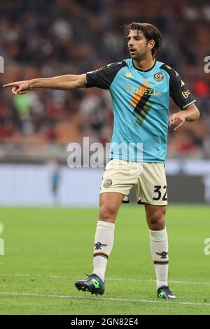 Pietro Ceccaroni vom FC Venezia Gesten während der Serie A 2021/22 Fußballspiel zwischen AC Mailand und FC Venezia im Giuseppe Meazza Stadium, Mailand, I Stockfoto