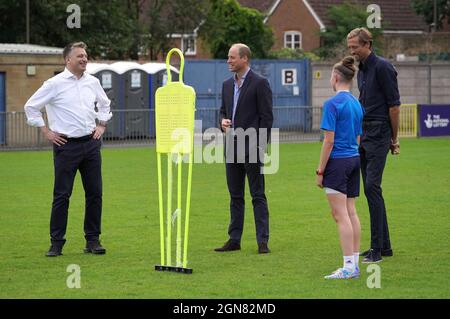 Der Duke of Cambridge, Präsident des Football Association (Mitte), mit Ben Clasper, Vorsitzender des Dulwich Hamlet Football Club (links) und Peter Crouch (rechts) bei seinem Besuch beim FC Dulwich Hamlet im Champion Hill Stadium im Süden Londons, wo er sich mit Spielern, dem Vereinsmanagement, traf, Und Fußballfans aus verschiedenen Vereinen, um die unabhängige Fan LED Review of Football Governance zu diskutieren. Bilddatum: Donnerstag, 23. September 2021. Stockfoto