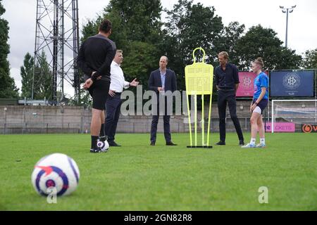 Der Duke of Cambridge, Präsident des Football Association (Mitte), mit Ben Clasper, Vorsitzender des Dulwich Hamlet Football Club (2. Links) und Peter Crouch (2. Rechts) bei seinem Besuch beim FC Dulwich Hamlet im Champion Hill Stadium im Süden Londons, wo er sich mit Spielern, dem Vereinsmanagement, traf, Und Fußballfans aus verschiedenen Vereinen, um die unabhängige Fan LED Review of Football Governance zu diskutieren. Bilddatum: Donnerstag, 23. September 2021. Stockfoto