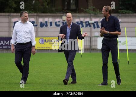 Der Duke of Cambridge, Präsident des Football Association (Mitte), mit Ben Clasper, Vorsitzender des Dulwich Hamlet Football Club (links) und Peter Crouch (rechts) bei seinem Besuch beim FC Dulwich Hamlet im Champion Hill Stadium im Süden Londons, wo er sich mit Spielern, dem Vereinsmanagement, traf, Und Fußballfans aus verschiedenen Vereinen, um die unabhängige Fan LED Review of Football Governance zu diskutieren. Bilddatum: Donnerstag, 23. September 2021. Stockfoto