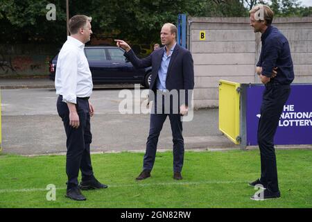 Der Duke of Cambridge, Präsident des Football Association (Mitte), mit Ben Clasper, Vorsitzender des Dulwich Hamlet Football Club (links) und Peter Crouch (rechts) bei seinem Besuch beim FC Dulwich Hamlet im Champion Hill Stadium im Süden Londons, wo er sich mit Spielern, dem Vereinsmanagement, traf, Und Fußballfans aus verschiedenen Vereinen, um die unabhängige Fan LED Review of Football Governance zu diskutieren. Bilddatum: Donnerstag, 23. September 2021. Stockfoto