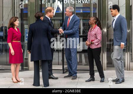 New York, USA. September 2021. Der Bürgermeister von New York, Bill de Blasio, verabschiedet sich von Prinz Harry nach einem Besuch von One World Trade mit der Gouverneurin von New York, Kathy Hochul, der Herzogin von Sussex Meghan Markle, First Lady Chirlane McCray und ihrem Sohn Dante de Blasio am 23. September 2021 in New York City. (Foto von Gabriele Holtermann/Sipa USA) Quelle: SIPA USA/Alamy Live News Stockfoto