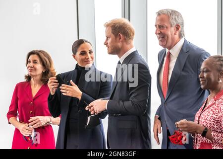 New York, USA. September 2021. (L-R): Die New Yorker Gouverneurin Kathy Hochul, Meghan, die Herzogin von Sussex, Prinz Harry, der New Yorker Bürgermeister Bill de Blasio und de Blasios Frau Chirlane McCray posieren während eines Besuchs des One World Observatory im New Yorker World Trade Center. Kredit: Enrique Shore/Alamy Live Nachrichten Stockfoto