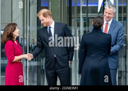 New York, USA. September 2021. Der New Yorker Bürgermeister Bill de Blasio (R) und die New Yorker Gouverneurin Kathy Hochul (L) tauschen sich mit Prinz Harry und Meghan, dem Herzog und der Herzogin von Sussex, aus, als sie das One World Trade Center verlassen, nachdem sie das One World Observatory in New York City besucht haben. Kredit: Enrique Shore/Alamy Live Nachrichten Stockfoto