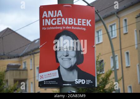 Aktionsplakat von Anja Ingenbleek (SPD) in der Karl-Lade-Straße in Fennpfuhl, Bezirk Lichtenberg, Berlin, Deutschland, September 21, 2021. Stockfoto