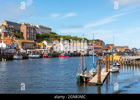 Blick auf den Hafen von Whitby mit Fischerbooten und privaten Yachten im River Esk, Whitby, Redcar und Cleveland District, North Yorkshire< England, Großbritannien Stockfoto