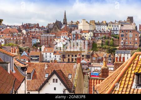 Häuser und Geschäfte auf der Westseite des Flusses Esk, Whitby, North Yorkshire, England, Großbritannien Stockfoto