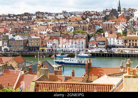 Häuser und Geschäfte auf der Westseite des Flusses Esk, Whitby, North Yorkshire, England, Großbritannien Stockfoto