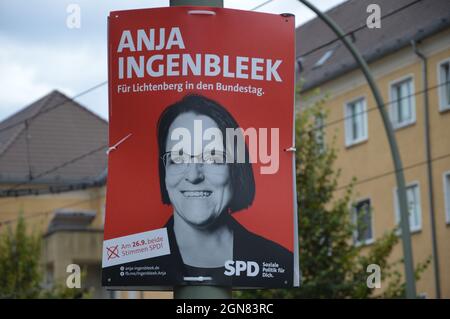 Aktionsplakat von Anja Ingenbleek (SPD) in der Karl-Lade-Straße in Fennpfuhl, Bezirk Lichtenberg, Berlin, Deutschland, September 21, 2021. Stockfoto