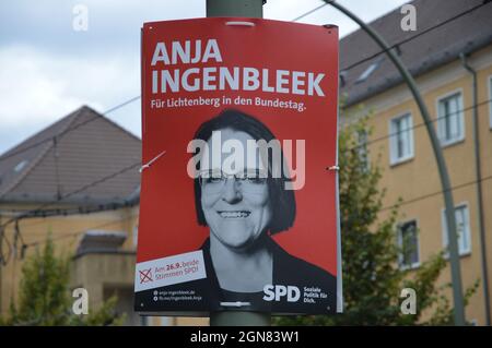 Aktionsplakat von Anja Ingenbleek (SPD) in der Karl-Lade-Straße in Fennpfuhl, Bezirk Lichtenberg, Berlin, Deutschland, September 21, 2021. Stockfoto