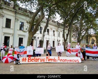 Odessa, Ukraine - September, 19 2021: Friedlicher Protest belarussischer Bürger gegen Folter und digitalen Völkermord in Belarus. Weißrussen fragen Anonymo Stockfoto