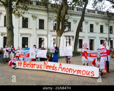 Odessa, Ukraine - September, 19 2021: Friedlicher Protest belarussischer Bürger in Guy Fawkes maskiert gegen digitalen Völkermord in Belarus. Die Leute fragen Anon Stockfoto