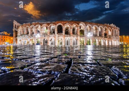 Verona, Italien. Das Amphitheater des antiken Römischen Reiches, Arena auf der Piazza Bra. Stockfoto