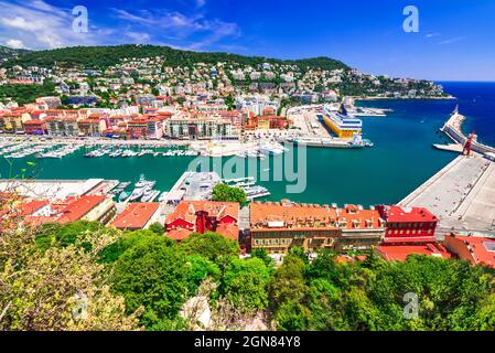 Nizza, Frankreich. Farbenfroher Panoramablick über die Altstadt und Port Lympia Stockfoto