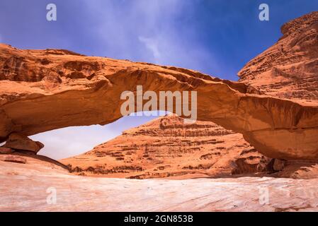 Wadi Rum, Jordanien. Kharaz Felsbrücke Weltwunder im Tal des Mondes von Arabien Wüste. Stockfoto