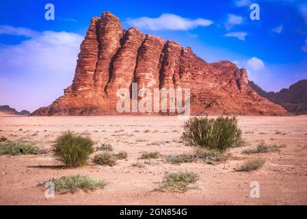 Wadi Rum, Jordanien. Sieben Säulen der Weisheit, ein zerklüfteter felsiger Berg in der Arabischen Wüste. Stockfoto