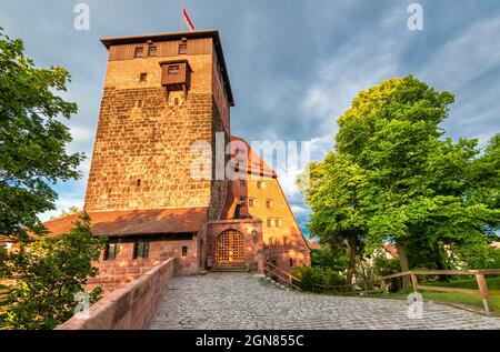 Nürnberg, Deutschland. Blick auf Kaiserburg und Turm Luginsland in der Nurmberger Altstadt - Franken, Bayern. Stockfoto