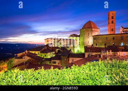 Volterra, Toskana. Panoramablick auf Volterra - mittelalterliche toskanische Stadt mit alten Häusern, Türmen und Kirchen in Italien. Stockfoto