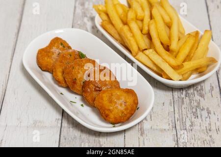 Nahaufnahme der Chicken Nuggets mit pommes frites. Stockfoto