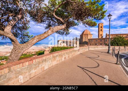 Volterra, Toskana. Panoramablick auf Volterra - mittelalterliche toskanische Stadt mit alten Häusern, Türmen und Kirchen in Italien. Stockfoto