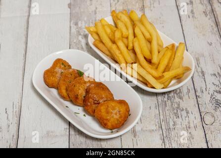 Nahaufnahme der Chicken Nuggets mit pommes frites. Stockfoto