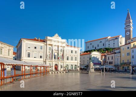 09.13.2021: Piran, Slowenien: Tartini Central Square in der Abenddämmerung mit Stadtlichtern in Piran Slowenien Stockfoto