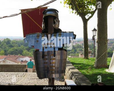 Gut gemachter römischer Legionär-lorica segmentata-Rüstung in den Straßen Roms Stockfoto