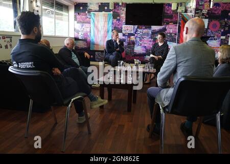 Der Duke of Cambridge, Präsident des Football Association, (Mitte) bei einem Besuch des FC Dulwich Hamlet im Champion Hill Stadium im Süden Londons, wo er sich mit Spielern, dem Vereinsmanagement und Fußballfans aus verschiedenen Clubs traf, um die unabhängige Fan LED Review of Football Governance zu diskutieren. Bilddatum: Donnerstag, 23. September 2021. Stockfoto