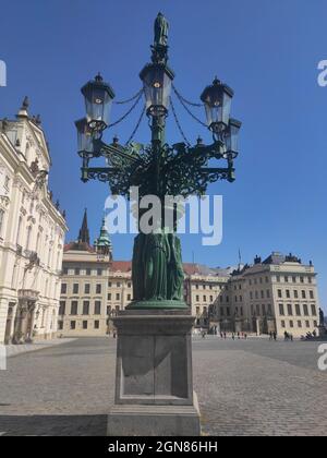 Kunstvolle gaslamp vor dem Erzbischöflichen Palast in Prag Stockfoto