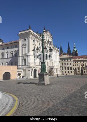 Aufwendige Gaslampe vor dem Erzbischöflichen Palast in Prag Stockfoto