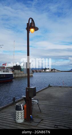 Eine Straßenbeleuchtung am Rande des Piers im malerischen Hafen, Svolvaer, norwegischen Fjorden, Norwegen Stockfoto
