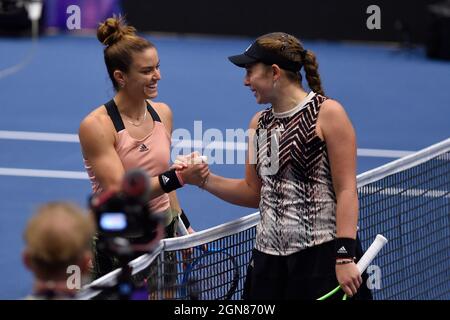 Ostrava, Tschechische Republik. September 2021. Maria Sakkari aus Griechenland, links, und Jelena Ostapenko aus Lettland während des J&T Banka Ostrava Open 2021 Frauen-WTA-Hallenturniers in Ostrava, Tschechische Republik, 23. September 2021. Kredit: Jaroslav Ozana/CTK Foto/Alamy Live Nachrichten Stockfoto