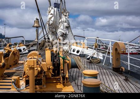 REYKJAVIK, ISLAND - 11. Juni 2021: Frontdeck, Bug, Ankerwinde und gefaltete Segel des amerikanischen Küstenwache-Tallschiffs Eagle, Besuch des Hafens von Reykjavik. Stockfoto