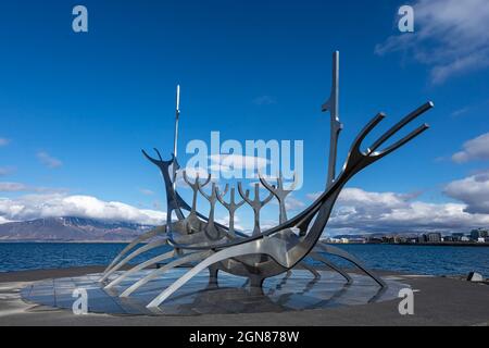 REYKJAVIK, ISLAND - 11. Juni 2021: The Sun Voyager, eine Stahlskulptur eines Wikinger-Langschiffes von Jon Gunnar Arnarson, ein Symbol für ein Traumboot. Stockfoto