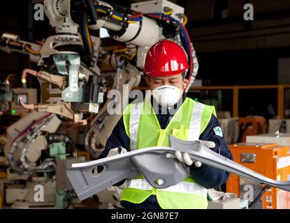 Wirtschaftsingenieur überprüft die Qualität der Metallproduktion Stockfoto