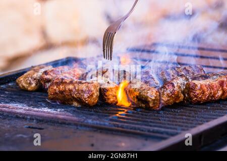 Nahaufnahme von Fleischbrötchen, die als Mici oder Mititei auf dem Grill bezeichnet werden Stockfoto