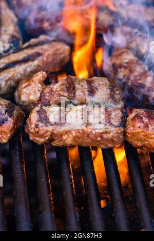 Nahaufnahme von Fleischbrötchen, die als Mici oder Mititei auf dem Grill bezeichnet werden Stockfoto