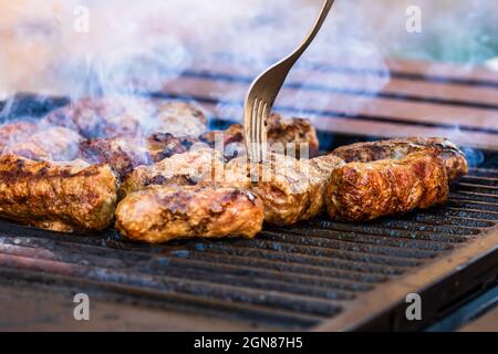 Nahaufnahme von Fleischbrötchen, die als Mici oder Mititei auf dem Grill bezeichnet werden Stockfoto