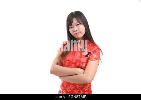 Schönheit Frau tragen rote cheongsam suchen und lächeln auf chinesisch Neues Jahr Stockfoto