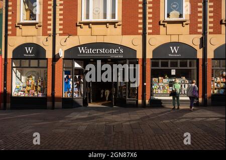 Eintritt zum Waterstones Buchladen im Stadtzentrum von Norwich mit Schaufensterbummel Stockfoto