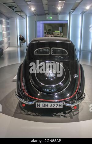 Deutschland, München - 27. April 2011: BMW 327 28 Coupé von 1938, in der Ausstellungshalle des BMW Museums. Rückansicht Stockfoto