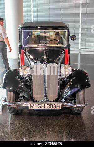 Ein 1933 BMW 303 im Showroom des BMW Museums. Vorderansicht. Deutschland, München - 27. April 2011 Stockfoto