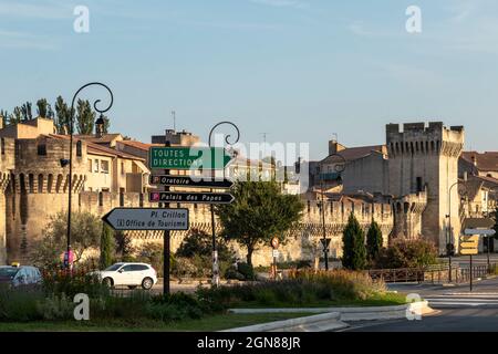 Avignon, Frankreich - Juli, 2021 : Panoramablick auf die mittelalterliche Stadt Avignon mit historischen Mauern und anderen touristischen Sehenswürdigkeiten, UNESCO-Weltkulturerbe Stockfoto